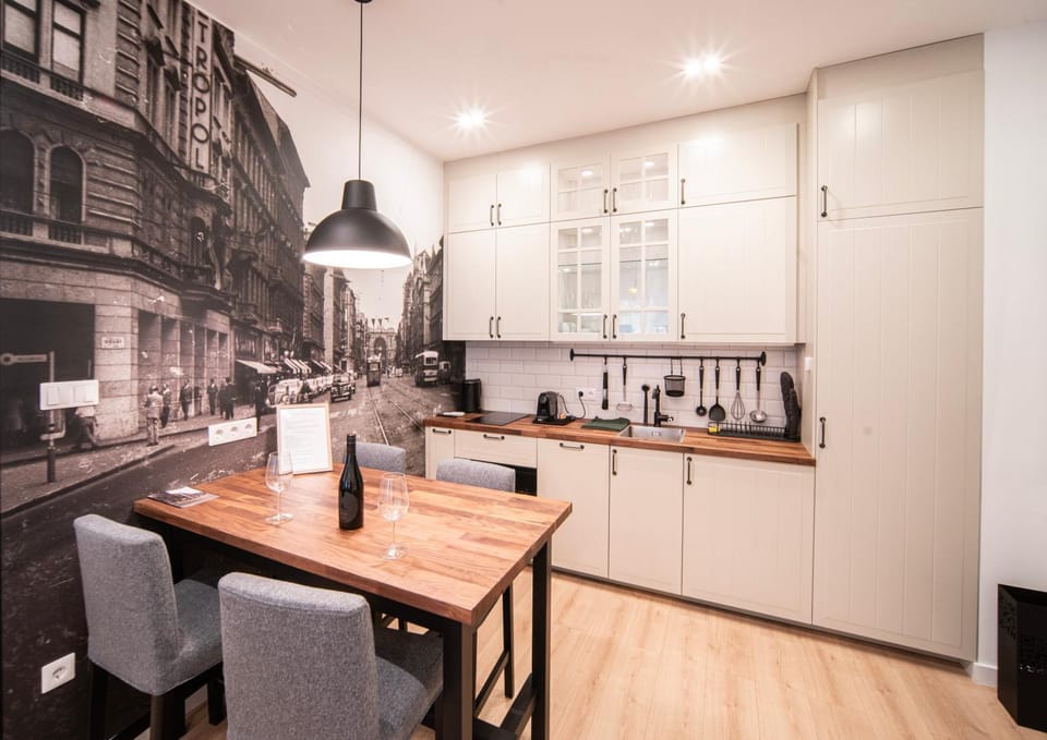 Kitchen or kitchenette, Dining area, stove