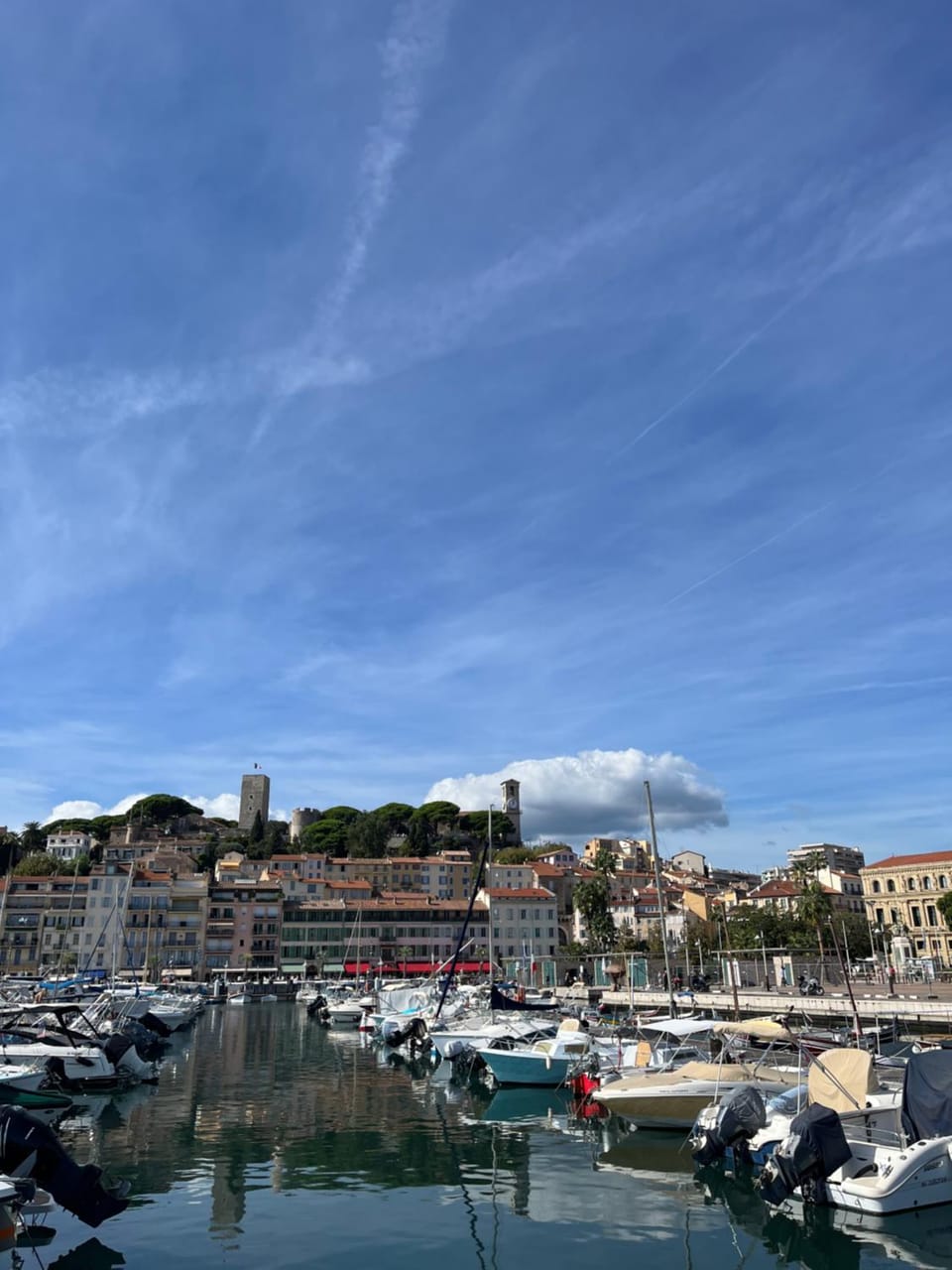 Logement insolite palais des festivals Cannes Docked boat in Antibes
