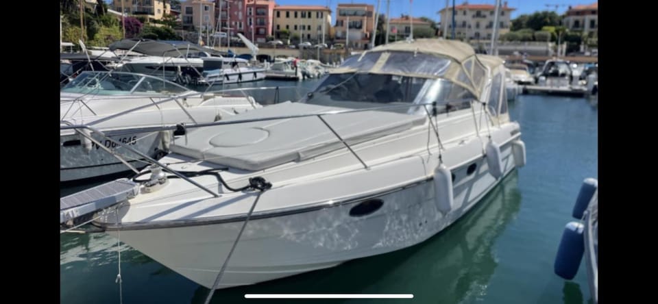 Logement insolite French Riviera avec parking Docked boat in Antibes
