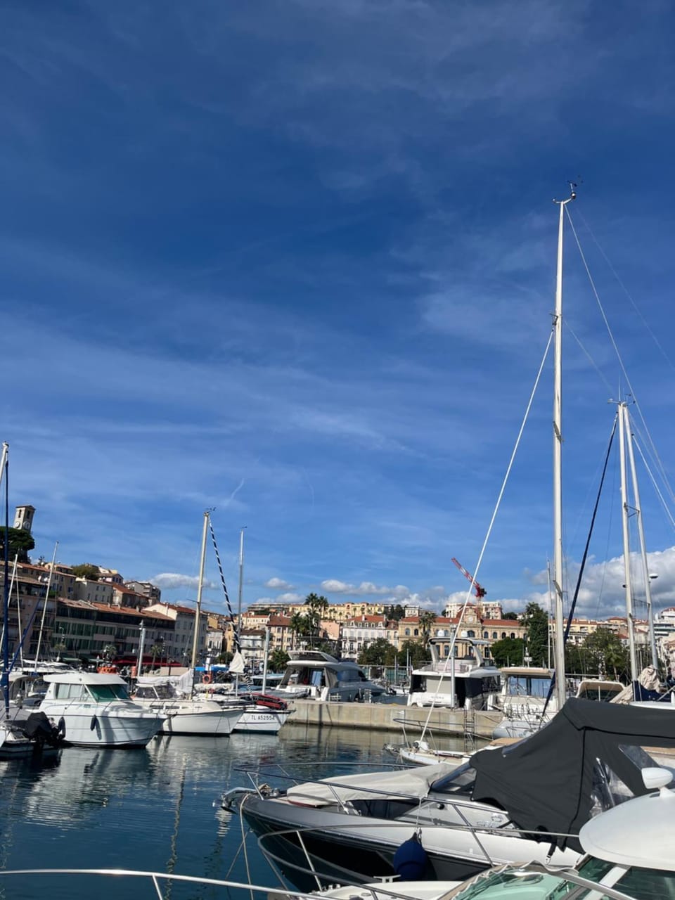 Logement insolite palais des festivals Cannes Docked boat in Antibes