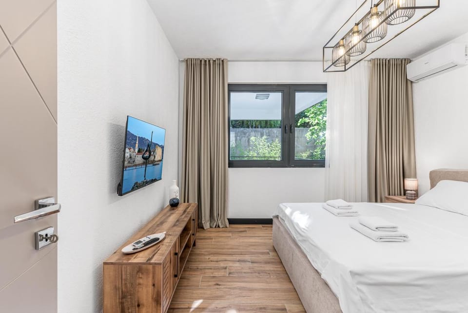 Bed, TV and multimedia, Bedroom