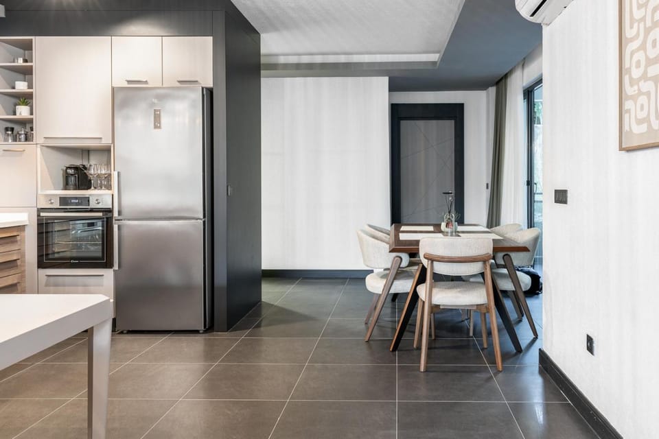 Kitchen or kitchenette, Seating area, Dining area, oven