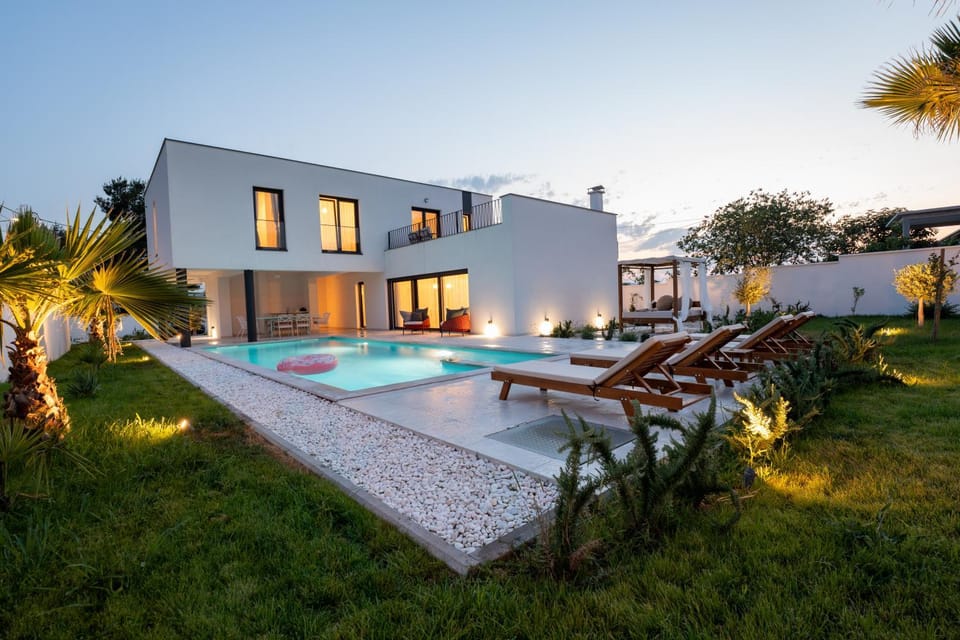 Patio, Natural landscape, Garden, Swimming pool, sunbed