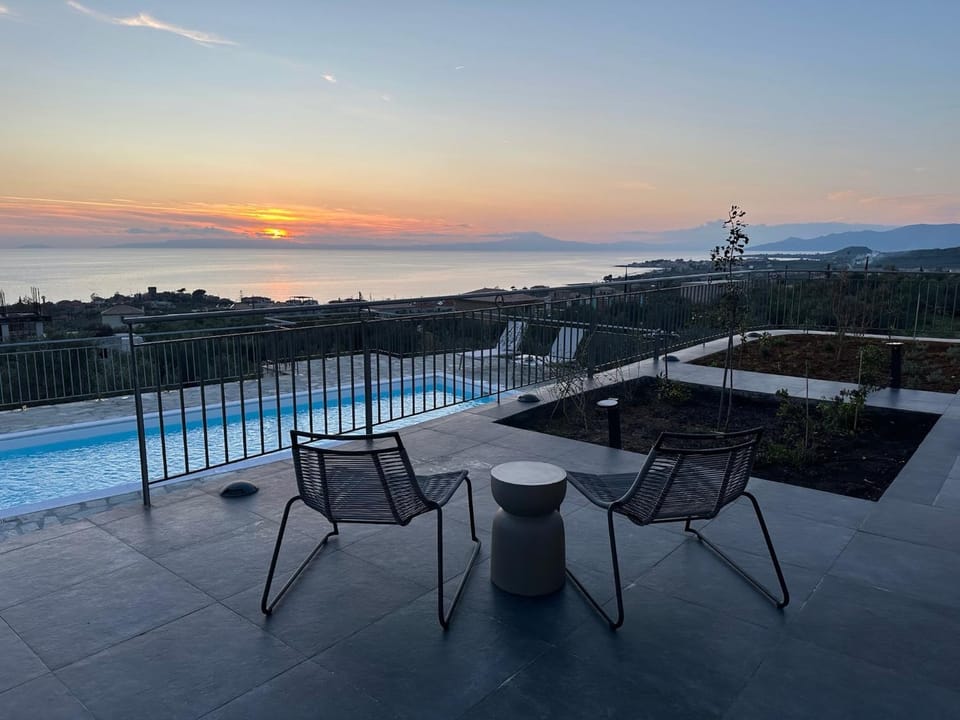 Balcony/Terrace, Pool view, Sea view, Swimming pool, Sunset, sunbed