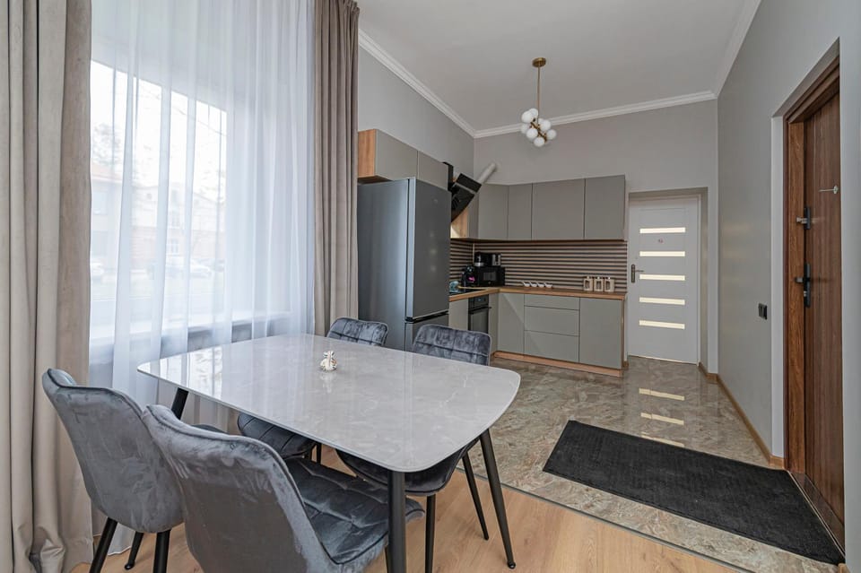 Kitchen or kitchenette, Living room, Seating area, Dining area