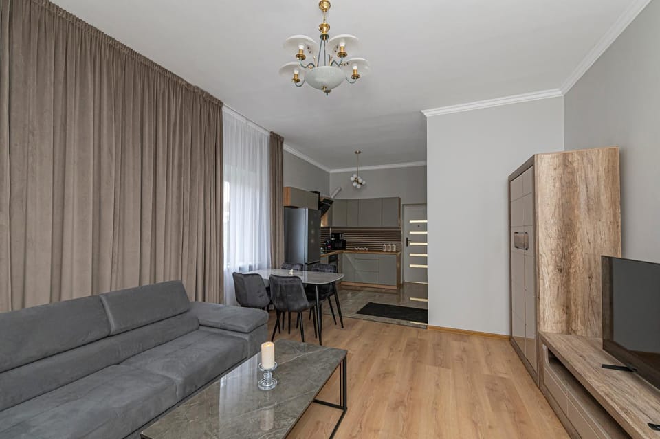 TV and multimedia, Kitchen or kitchenette, Living room, Seating area, Dining area