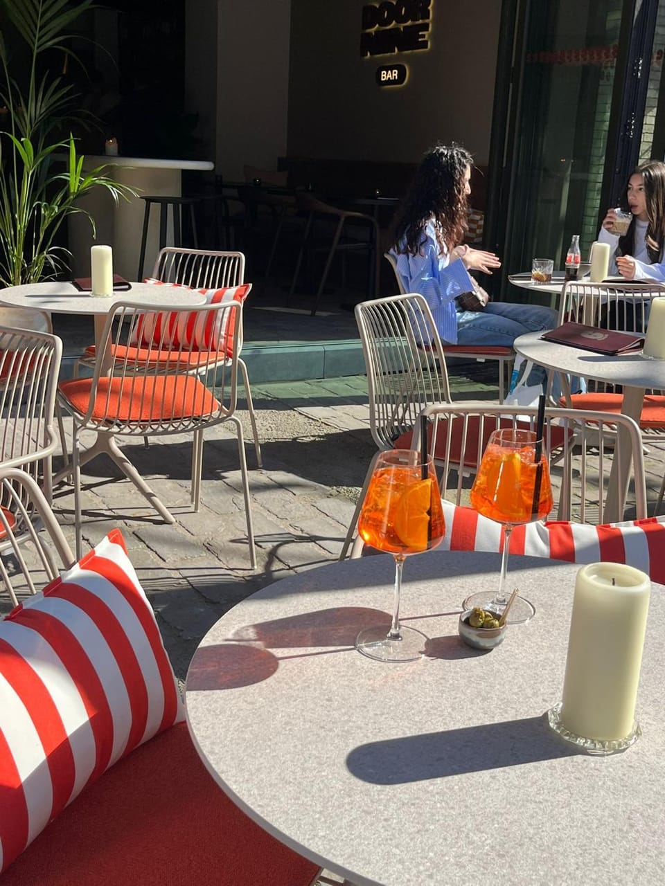 Property building, Restaurant/places to eat, Balcony/Terrace, Lounge or bar