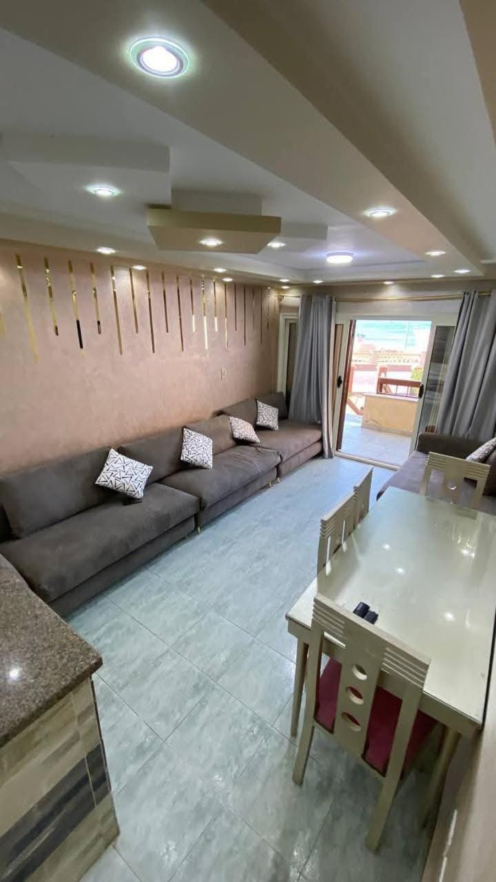 شاليه 3 غرف ارضي مرتفع بجنينه خاصه علي البحر مباشر المعموره الشاطئ Apartment in Alexandria