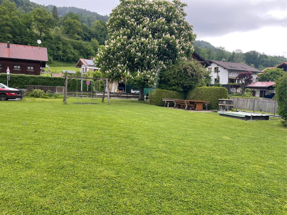 Property building, Spring, Day, Natural landscape, Garden, Garden, Garden view, Mountain view, Parking