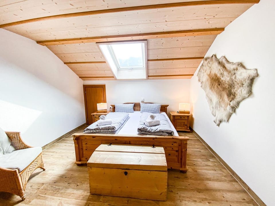 Bed, Living room, Photo of the whole room, Seating area, Bedroom, towels