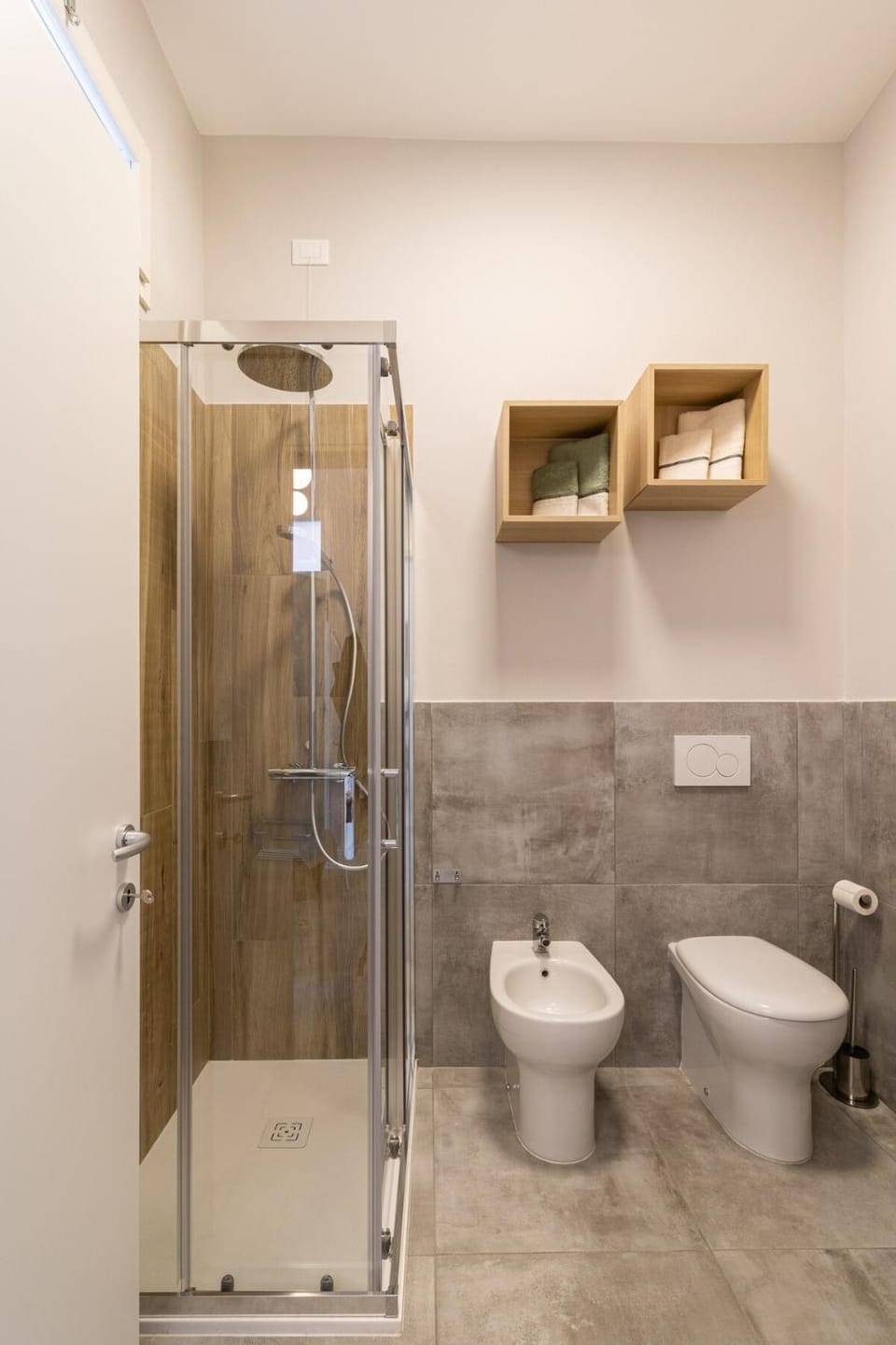 Shower, Toilet, Bathroom, bidet, towels