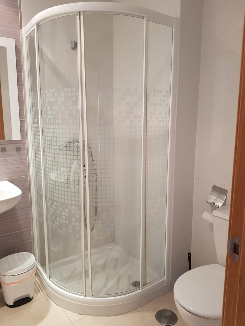 Shower, Toilet
