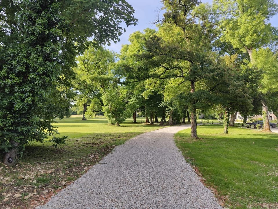 Les communs du Château du Sollier - Charme Calme Confort Climatisation - à 5mn du péage de Bourges à la campagne - stationnement privé - Panette Collection Apartment in Centre-Val de Loire