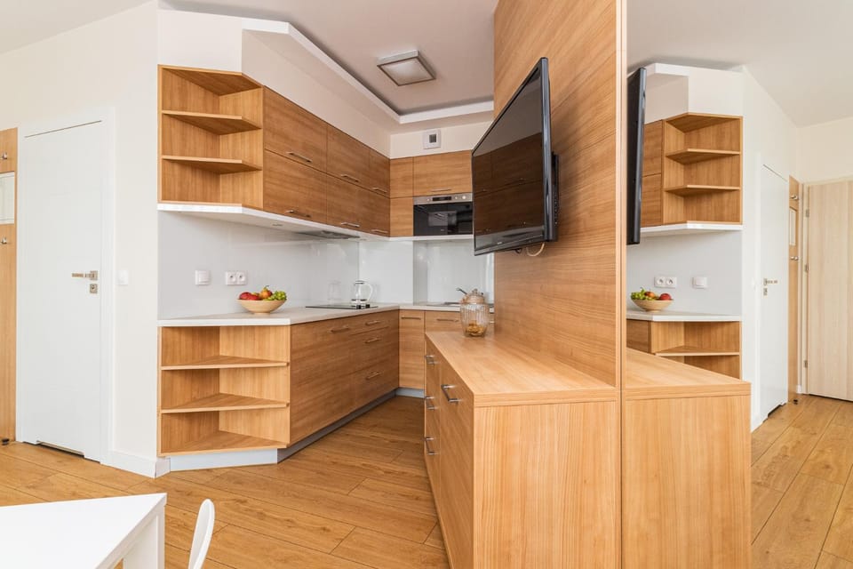TV and multimedia, Kitchen or kitchenette, oven, wardrobe