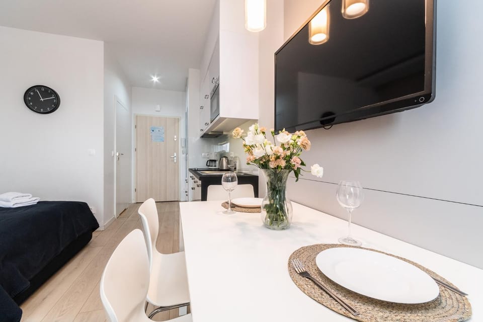 TV and multimedia, Kitchen or kitchenette, Living room, Seating area, Dining area
