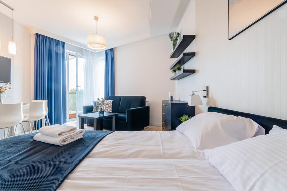 Bed, TV and multimedia, Living room, Photo of the whole room, Seating area, Bedroom, towels
