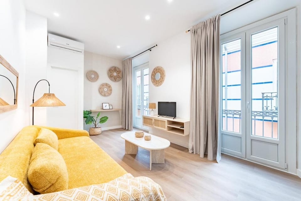 Communal lounge/ TV room, TV and multimedia, Living room, Seating area, air conditioner