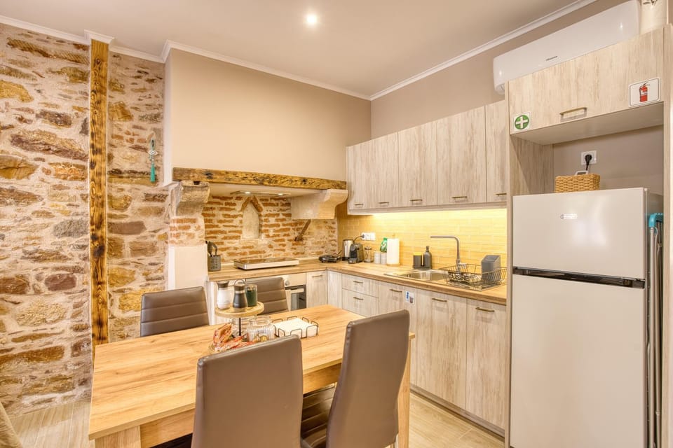 Coffee/tea facilities, Kitchen or kitchenette, oven, stove, air conditioner