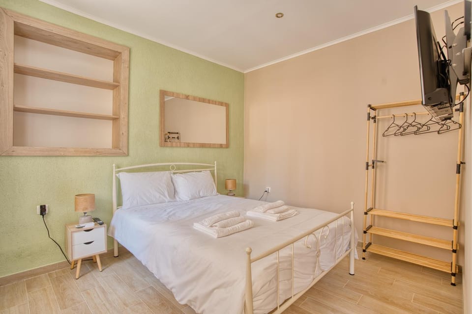 Bed, TV and multimedia, Bedroom, towels, air conditioner