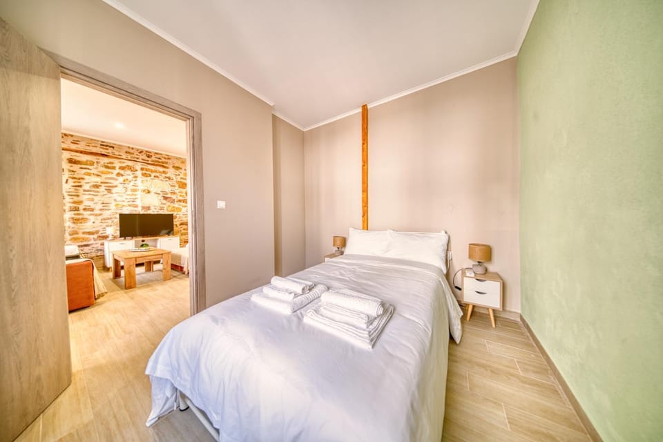 Bed, Bedroom, towels, air conditioner