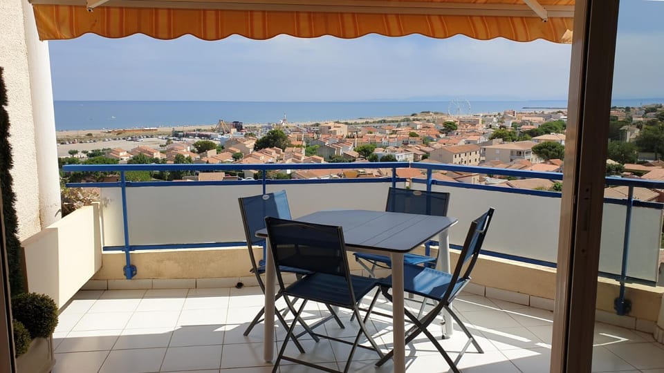 View (from property/room), Balcony/Terrace, Balcony/Terrace, Living room, Seating area, Dining area, City view, Garden view, Mountain view, Sea view, Sunrise, Sunset