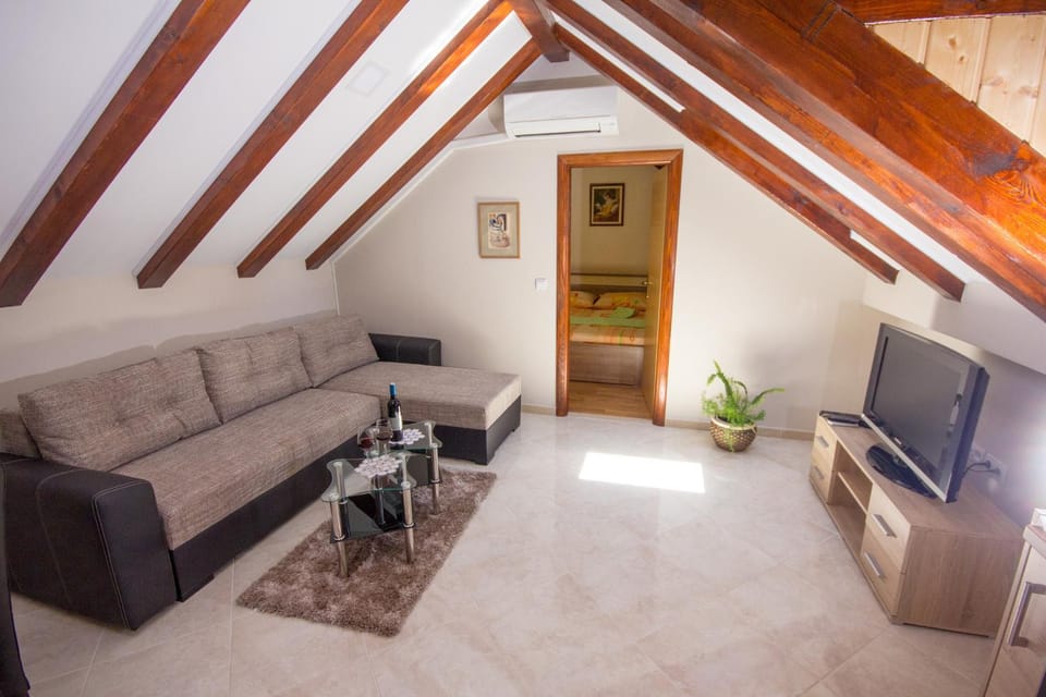 TV and multimedia, Living room, Seating area, Bedroom
