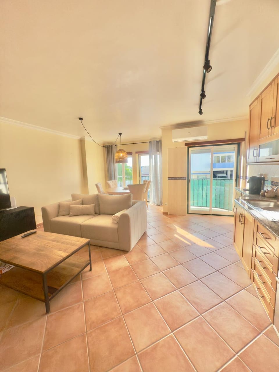 Kitchen or kitchenette, Living room, Seating area, Dining area, oven, stove