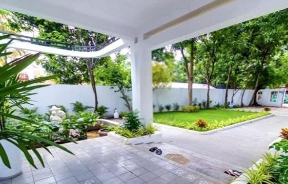 Facade/entrance, Garden, Garden