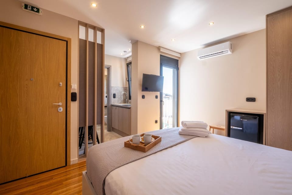 Bed, TV and multimedia, Bedroom, wardrobe, air conditioner