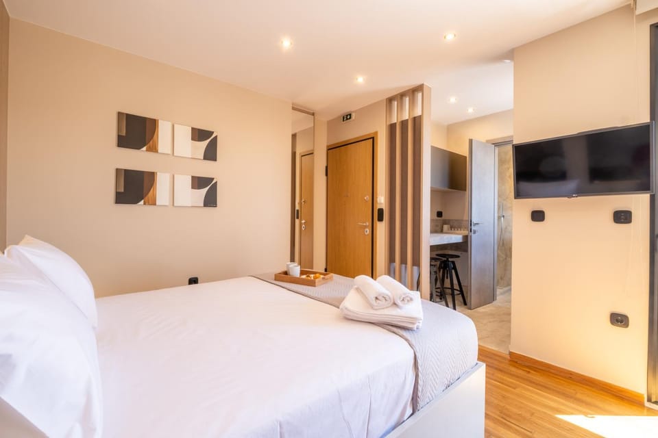 Bed, TV and multimedia, Bedroom