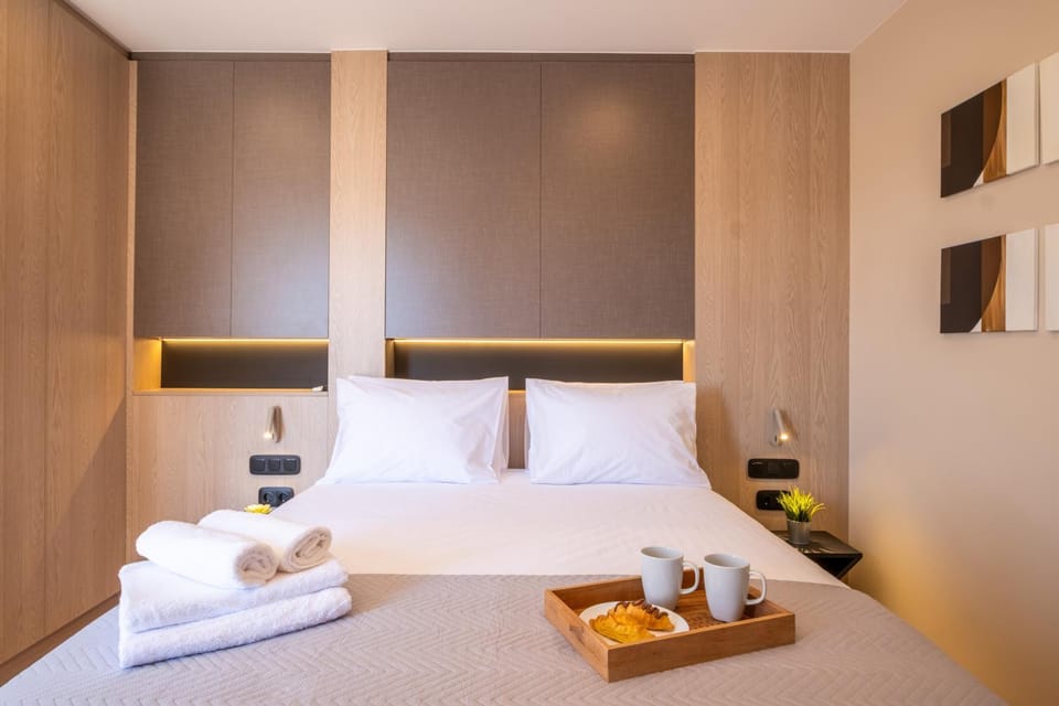 Bed, towels
