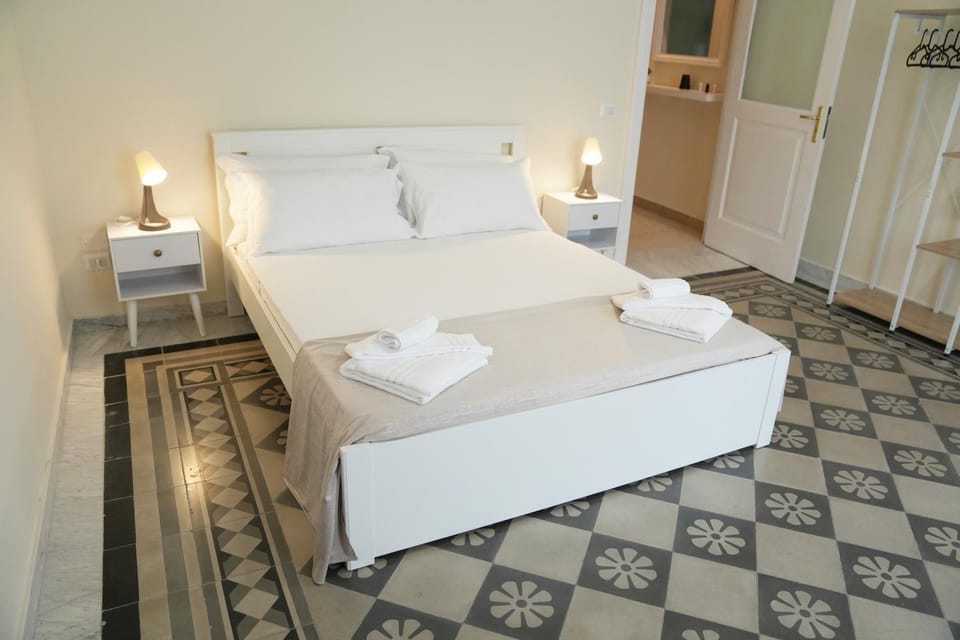 Bed, towels
