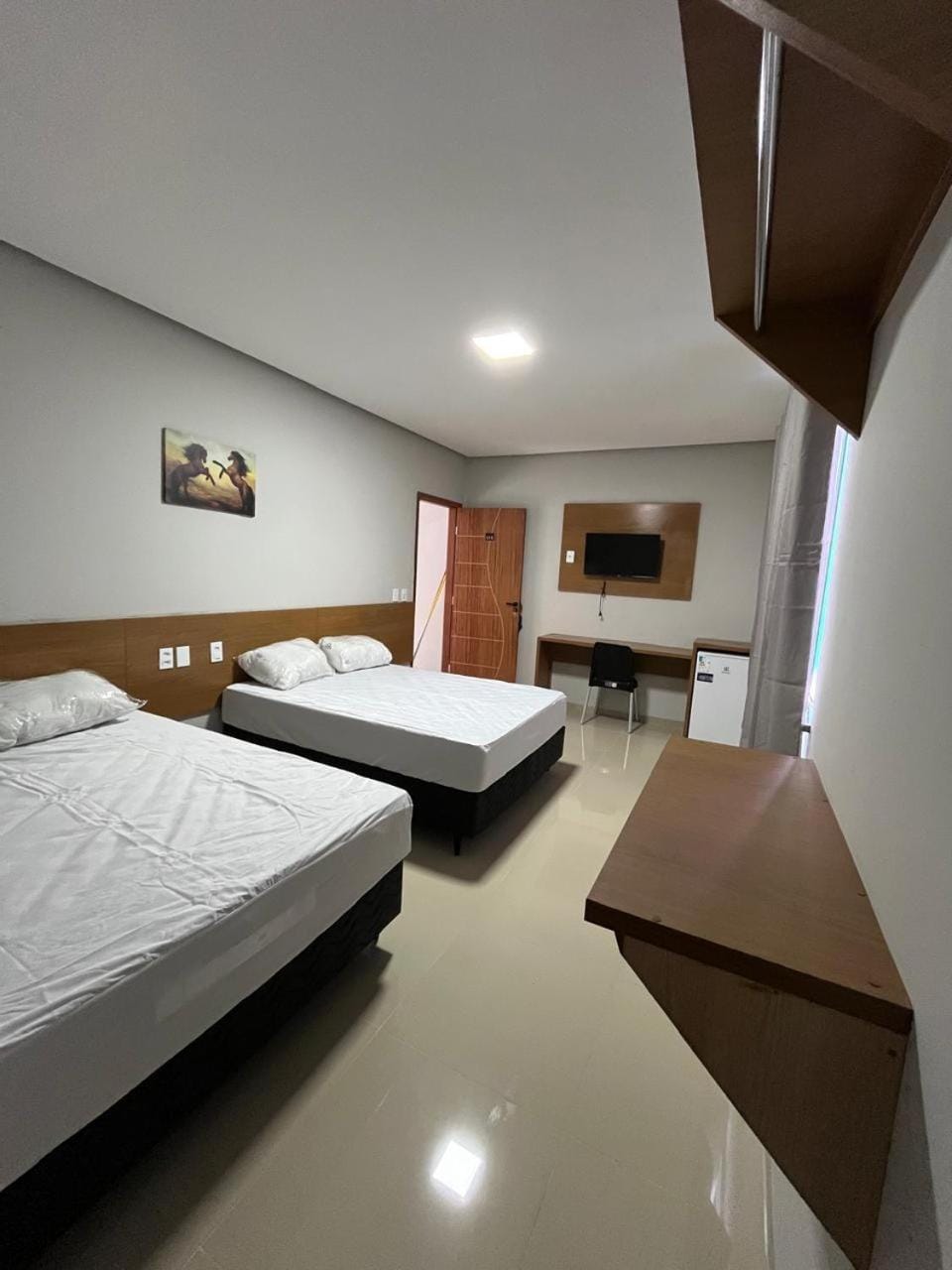 Bed, TV and multimedia, Photo of the whole room, wardrobe
