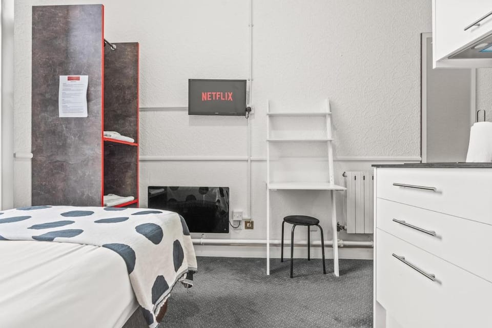 Bed, TV and multimedia, Kitchen or kitchenette, wardrobe