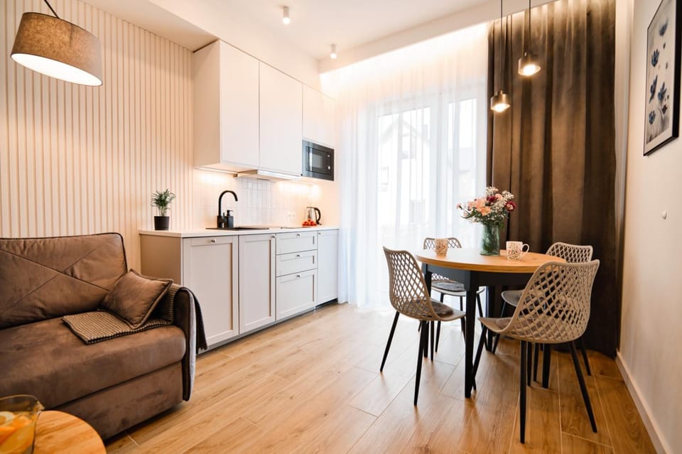 TV and multimedia, Coffee/tea facilities, Kitchen or kitchenette, Living room, Seating area, Dining area