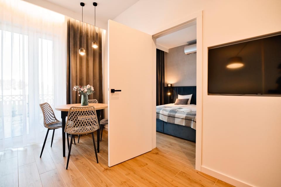 Bed, Photo of the whole room, Seating area, Bedroom