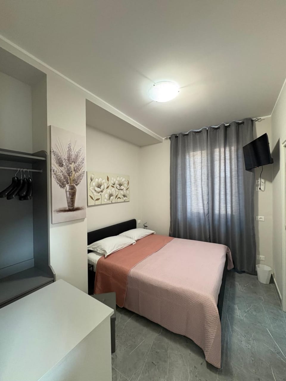 Bed, TV and multimedia, Photo of the whole room, Bedroom