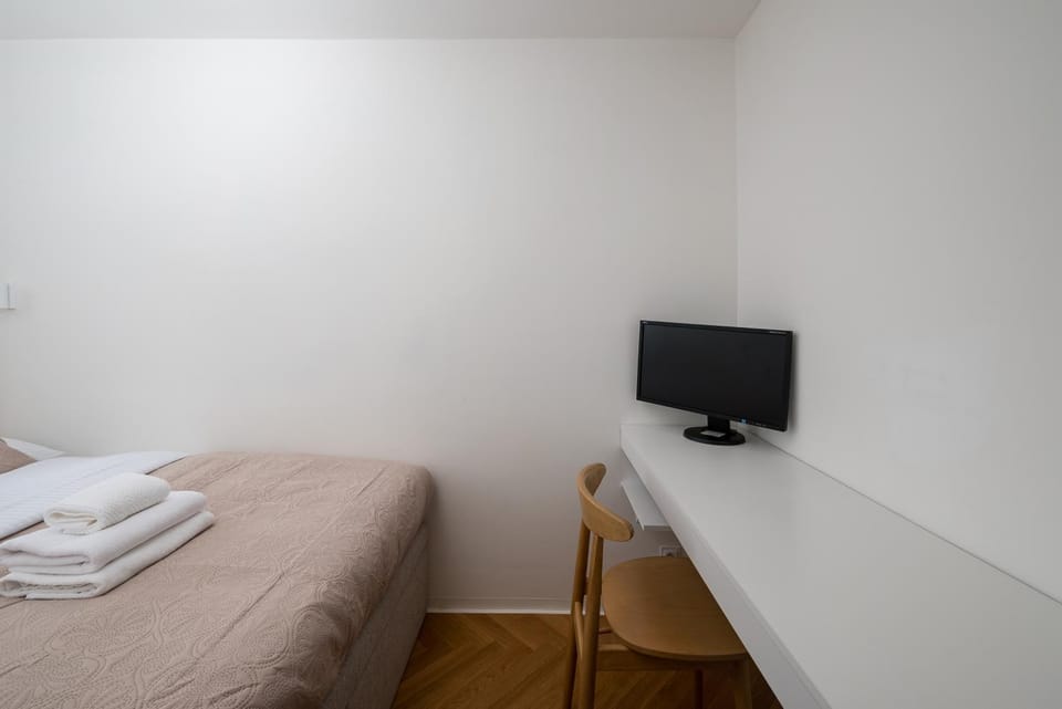 Bed, TV and multimedia, Photo of the whole room, Evening entertainment, Bedroom