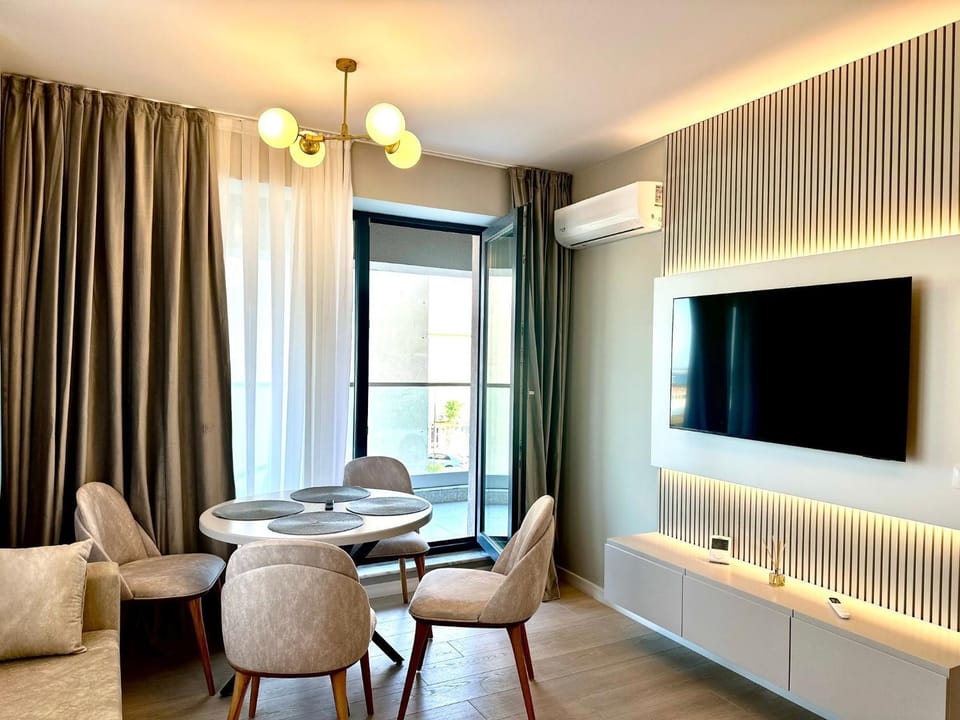 Communal lounge/ TV room, TV and multimedia, Living room, Seating area, air conditioner