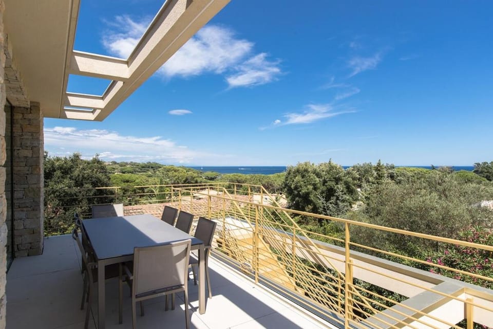 View (from property/room), Balcony/Terrace, Dining area, Sea view