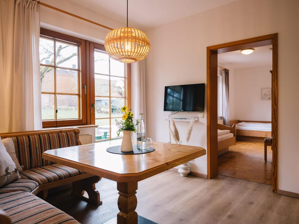 TV and multimedia, Living room, Seating area, Dining area, Bedroom