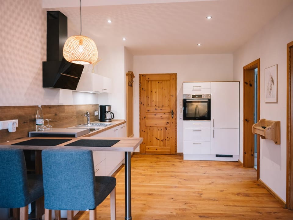 Kitchen or kitchenette, Dining area, oven