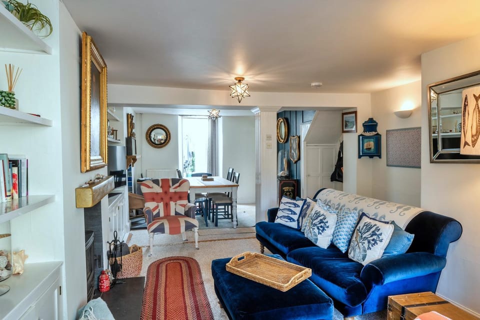 TV and multimedia, Living room, Seating area, Dining area, fireplace