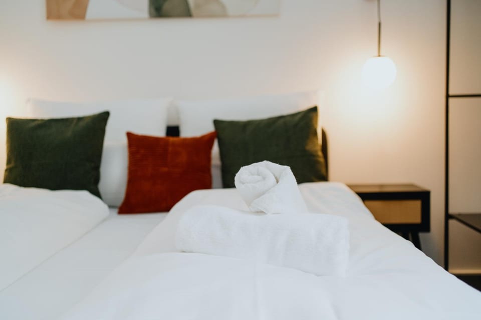 Bed, Bedroom, towels