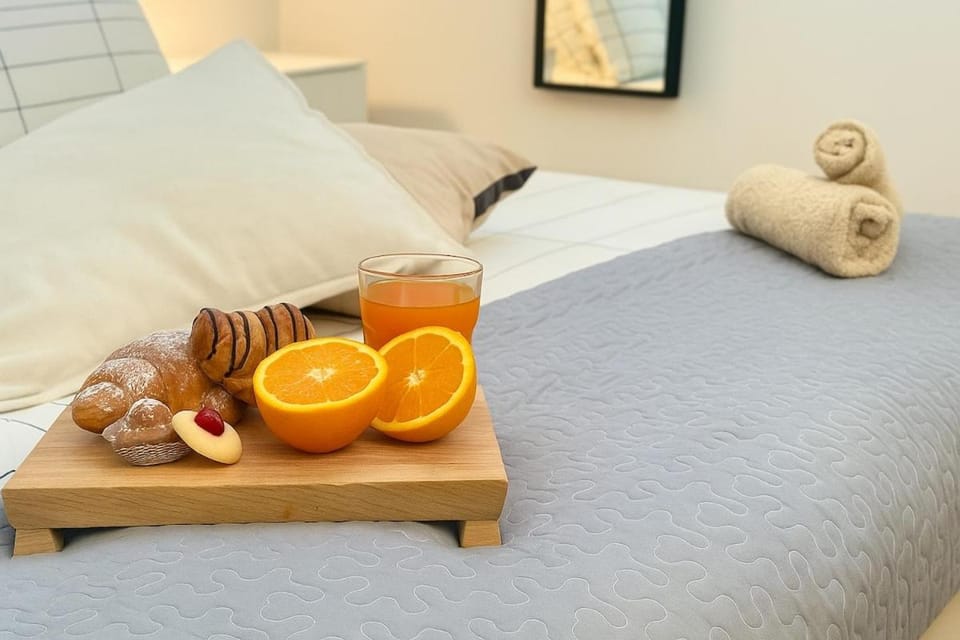 Bed, Photo of the whole room, Bedroom, Food, towels