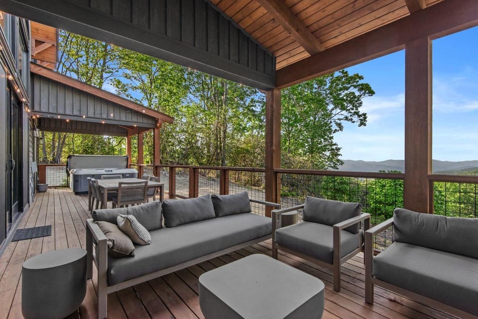 Bull & Bear at Eagles Nest House in Beech Mountain
