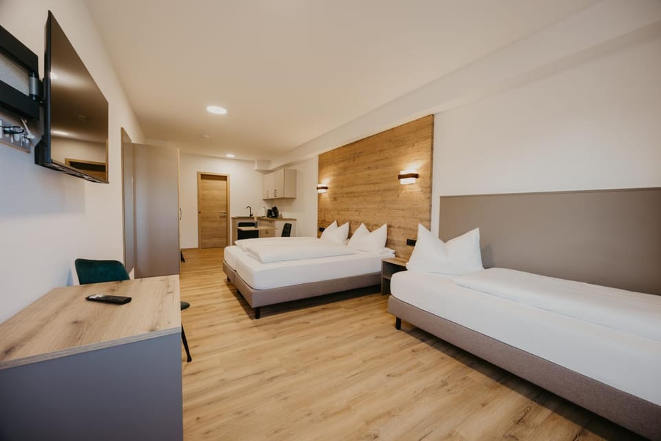 Bed, TV and multimedia, Kitchen or kitchenette, Photo of the whole room