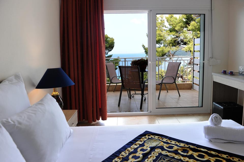 Bed, Day, TV and multimedia, Balcony/Terrace, Bedroom, Sea view