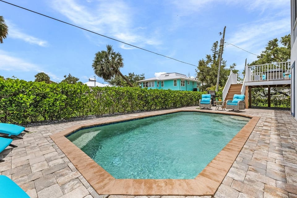 Close to Beach & Bay Retreat - Gulf Island Breeze - Roelens House in Estero Island