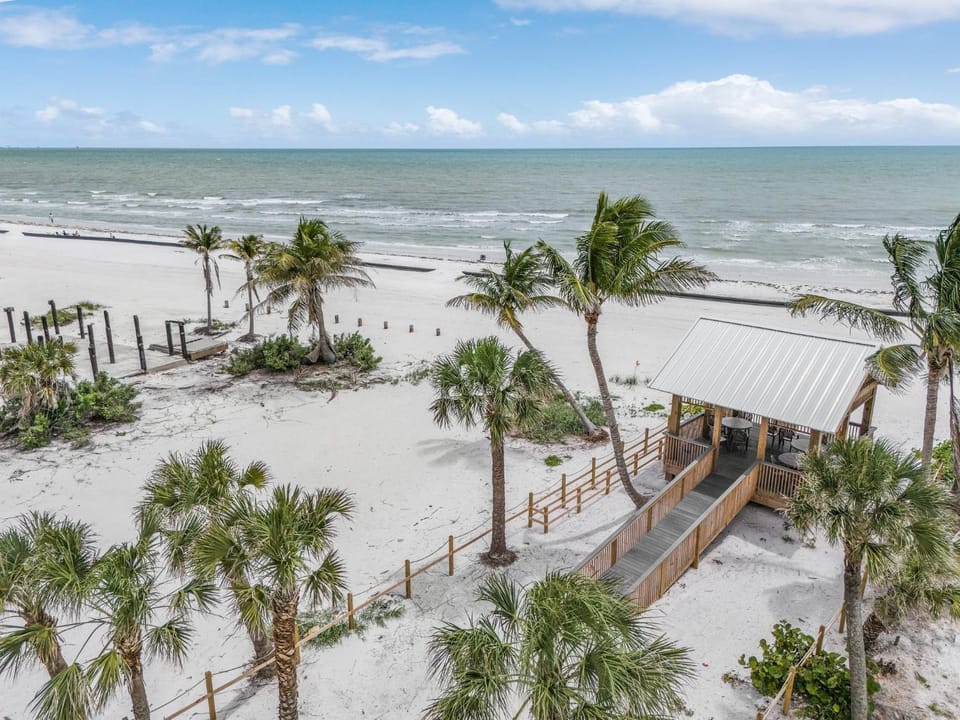 Close to Beach & Bay Retreat - Gulf Island Breeze - Roelens House in Estero Island